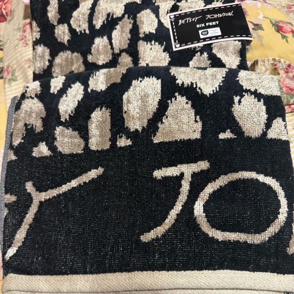 BETSEY JOHNSON🎀 NWT 6’ BEACH TOWEL🐆LEOPARD/CHEETAH🐆BLACK/GOLD ✨AUTHENTIC✨ - Picture 5 of 7